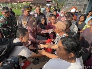 Mensos Sebut Bahan Makanan untuk Korban Banjir di Sumbar Tak Ada Masalah