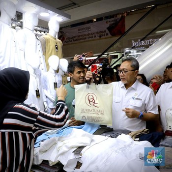 Mendag Zulhas Keliling Pasar Tanah Abang, Sempat Beli Baju 'PAN'
