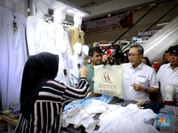 Mendag Zulhas Keliling Pasar Tanah Abang, Sempat Beli Baju 'PAN'