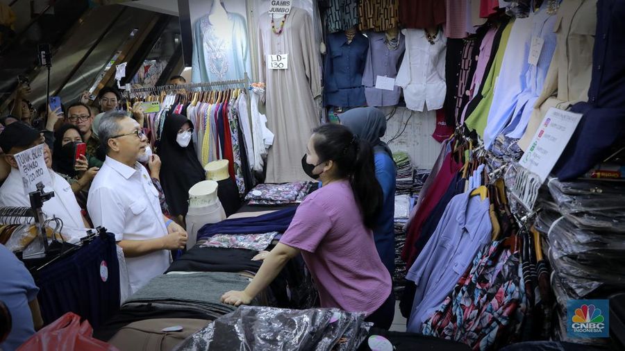 Menteri Perdagangan (Mendag) Zulkifli Hasan atau akrab disapa Zulhas mengunjungi Blok A Pasar Tanah Abang Blok A, Jakarta, Kamis, (14/3/2024). (CNBC Indonesia/Muhammad Sabki)