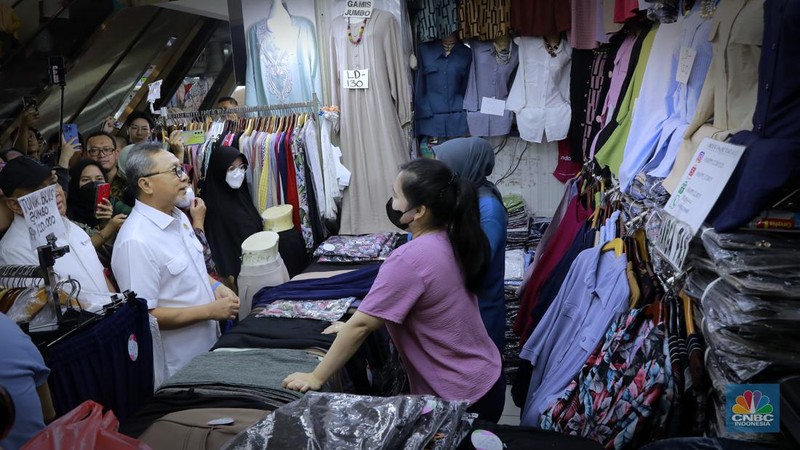 Menteri Perdagangan (Mendag) Zulkifli Hasan atau akrab disapa Zulhas mengunjungi Blok A Pasar Tanah Abang Blok A, Jakarta, Kamis, (14/3/2024). (CNBC Indonesia/Muhammad Sabki)