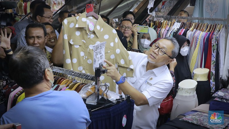Menteri Perdagangan (Mendag) Zulkifli Hasan atau akrab disapa Zulhas mengunjungi Blok A Pasar Tanah Abang Blok A, Jakarta, Kamis, (14/3/2024). (CNBC Indonesia/Muhammad Sabki) Menteri Perdagangan (Mendag) Zulkifli Hasan atau akrab disapa Zulhas mengunjungi Blok A Pasar Tanah Abang Blok A, Jakarta, Kamis, (14/3/2024). (CNBC Indonesia/Muhammad Sabki)