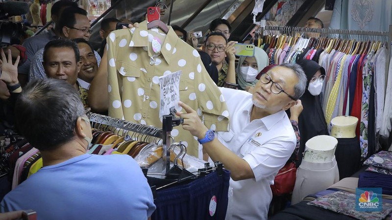 Menteri Perdagangan (Mendag) Zulkifli Hasan atau akrab disapa Zulhas mengunjungi Blok A Pasar Tanah Abang Blok A, Jakarta, Kamis, (14/3/2024). (CNBC Indonesia/Muhammad Sabki)