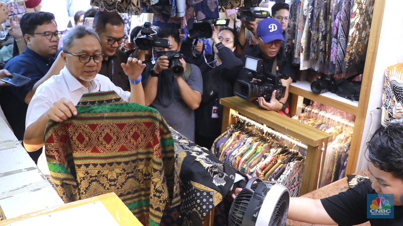 Menteri Perdagangan (Mendag) Zulkifli Hasan atau akrab disapa Zulhas mengunjungi Blok A Pasar Tanah Abang Blok A, Jakarta, Kamis, (14/3/2024). (CNBC Indonesia/Muhammad Sabki) Menteri Perdagangan (Mendag) Zulkifli Hasan atau akrab disapa Zulhas mengunjungi Blok A Pasar Tanah Abang Blok A, Jakarta, Kamis, (14/3/2024). (CNBC Indonesia/Muhammad Sabki)