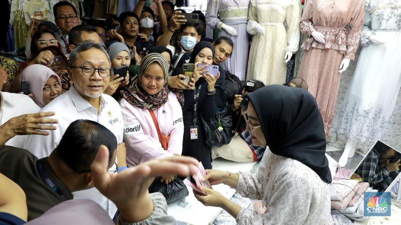 Menteri Perdagangan (Mendag) Zulkifli Hasan atau akrab disapa Zulhas mengunjungi Blok A Pasar Tanah Abang Blok A, Jakarta, Kamis, (14/3/2024). (CNBC Indonesia/Muhammad Sabki)