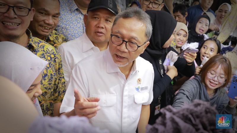 Menteri Perdagangan (Mendag) Zulkifli Hasan atau akrab disapa Zulhas mengunjungi Blok A Pasar Tanah Abang Blok A, Jakarta, Kamis, (14/3/2024). (CNBC Indonesia/Muhammad Sabki) Menteri Perdagangan (Mendag) Zulkifli Hasan atau akrab disapa Zulhas mengunjungi Blok A Pasar Tanah Abang Blok A, Jakarta, Kamis, (14/3/2024). (CNBC Indonesia/Muhammad Sabki)