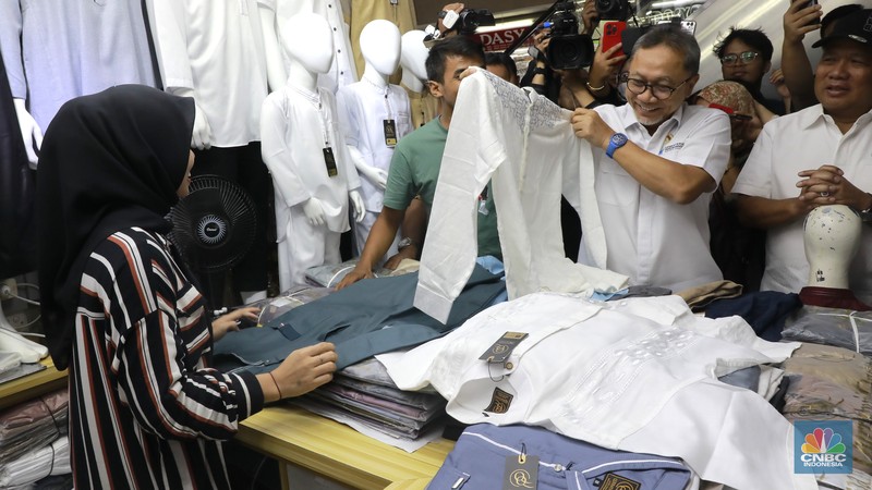 Menteri Perdagangan (Mendag) Zulkifli Hasan atau akrab disapa Zulhas mengunjungi Blok A Pasar Tanah Abang Blok A, Jakarta, Kamis, (14/3/2024). (CNBC Indonesia/Muhammad Sabki) Menteri Perdagangan (Mendag) Zulkifli Hasan atau akrab disapa Zulhas mengunjungi Blok A Pasar Tanah Abang Blok A, Jakarta, Kamis, (14/3/2024). (CNBC Indonesia/Muhammad Sabki)