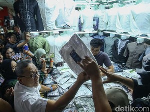 Zulhas Borong Gamis hingga Baju Koko di Pasar Tanah Abang