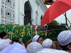 Isak Tangis Pelayat Iringi Proses Pemakaman Habib Hasan bin Jafar Assegaf