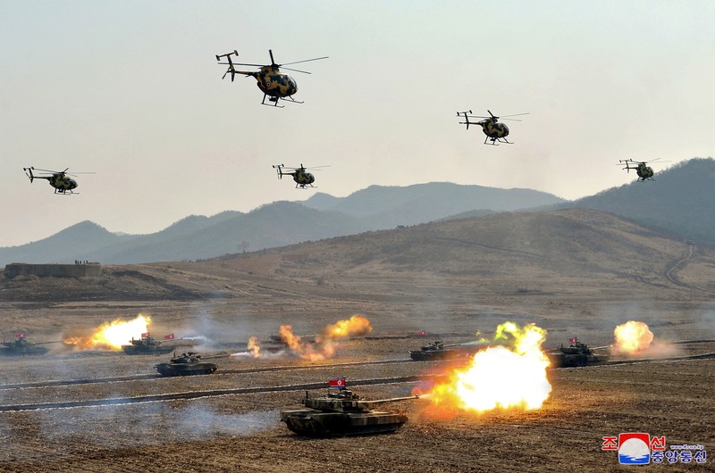Pemimpin Korea Utara Kim Jong Un memantau langsung kesiapan militer yang melibatkan unit tank dan alat tempur lainnya pada hari Rabu (13/3/2024). (via REUTERS/KCNA) Pemimpin Korea Utara Kim Jong Un memantau langsung kesiapan militer yang melibatkan unit tank dan alat tempur lainnya pada hari Rabu (13/3/2024). (via REUTERS/KCNA)