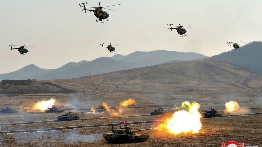 Pemimpin Korea Utara Kim Jong Un memantau langsung kesiapan militer yang melibatkan unit tank dan alat tempur lainnya pada hari Rabu (13/3/2024). (via REUTERS/KCNA)