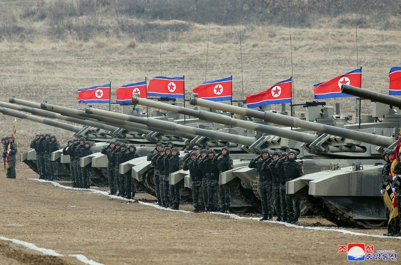 Pemimpin Korea Utara Kim Jong Un memantau langsung kesiapan militer yang melibatkan unit tank dan alat tempur lainnya pada hari Rabu (13/3/2024). (via REUTERS/KCNA) Pemimpin Korea Utara Kim Jong Un memantau langsung kesiapan militer yang melibatkan unit tank dan alat tempur lainnya pada hari Rabu (13/3/2024). (via REUTERS/KCNA)