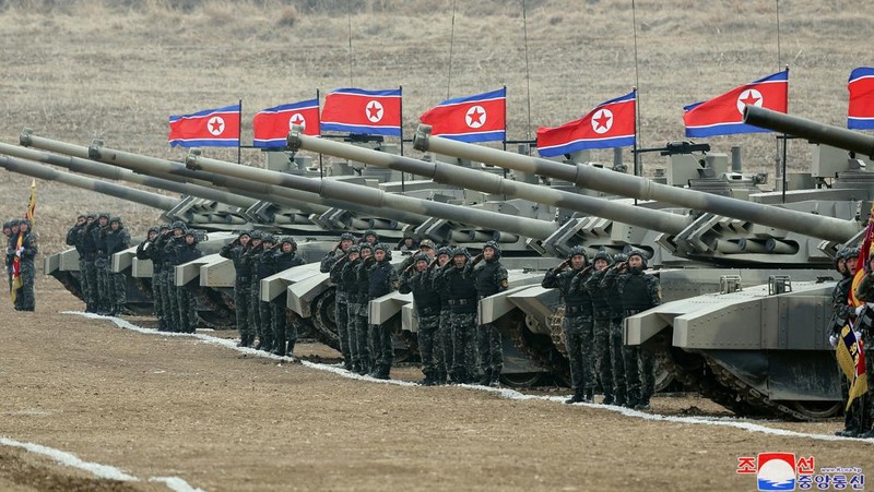 Pemimpin Korea Utara Kim Jong Un memantau langsung kesiapan militer yang melibatkan unit tank dan alat tempur lainnya pada hari Rabu (13/3/2024). (via REUTERS/KCNA)