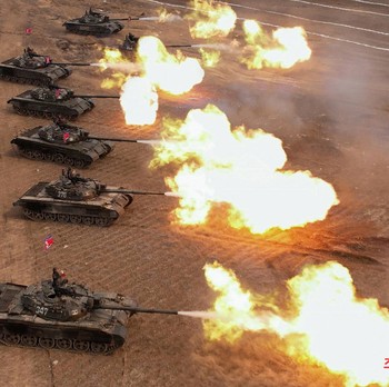 Detik-Detik Kim Jong Un Sidak Latihan Perang Korut, Tank & Heli Turun