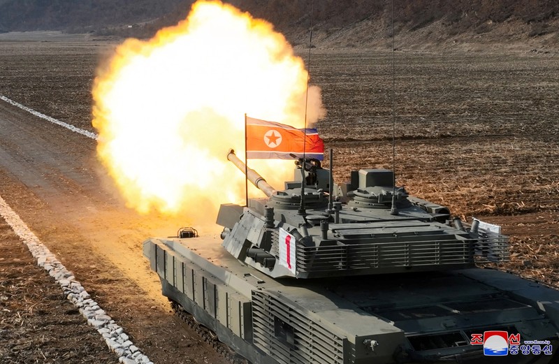Pemimpin Korea Utara Kim Jong Un memantau langsung kesiapan militer yang melibatkan unit tank dan alat tempur lainnya pada hari Rabu (13/3/2024). (via REUTERS/KCNA) Pemimpin Korea Utara Kim Jong Un memantau langsung kesiapan militer yang melibatkan unit tank dan alat tempur lainnya pada hari Rabu (13/3/2024). (via REUTERS/KCNA)