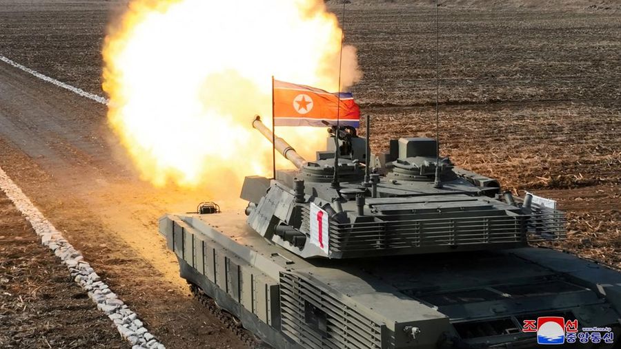 Pemimpin Korea Utara Kim Jong Un memantau langsung kesiapan militer yang melibatkan unit tank dan alat tempur lainnya pada hari Rabu (13/3/2024). (via REUTERS/KCNA)