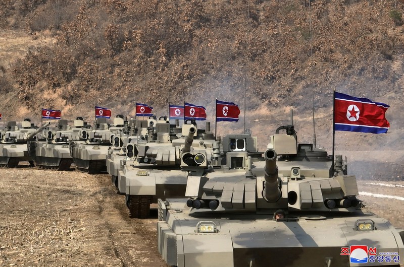 Pemimpin Korea Utara Kim Jong Un memantau langsung kesiapan militer yang melibatkan unit tank dan alat tempur lainnya pada hari Rabu (13/3/2024). (via REUTERS/KCNA) Pemimpin Korea Utara Kim Jong Un memantau langsung kesiapan militer yang melibatkan unit tank dan alat tempur lainnya pada hari Rabu (13/3/2024). (via REUTERS/KCNA)