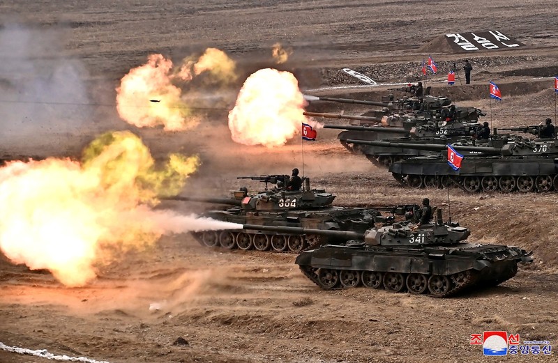 Pemimpin Korea Utara Kim Jong Un memantau langsung kesiapan militer yang melibatkan unit tank dan alat tempur lainnya pada hari Rabu (13/3/2024). (via REUTERS/KCNA) Pemimpin Korea Utara Kim Jong Un memantau langsung kesiapan militer yang melibatkan unit tank dan alat tempur lainnya pada hari Rabu (13/3/2024). (via REUTERS/KCNA)