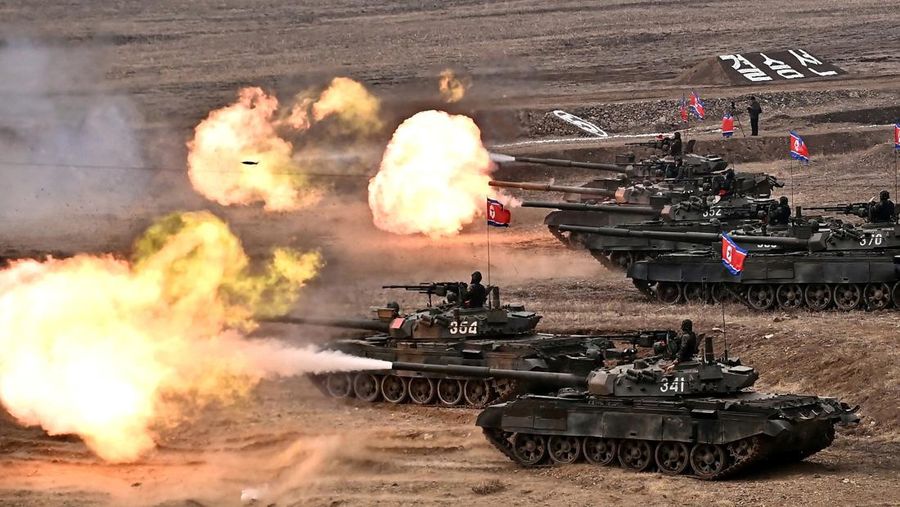 Pemimpin Korea Utara Kim Jong Un memantau langsung kesiapan militer yang melibatkan unit tank dan alat tempur lainnya pada hari Rabu (13/3/2024). (via REUTERS/KCNA)