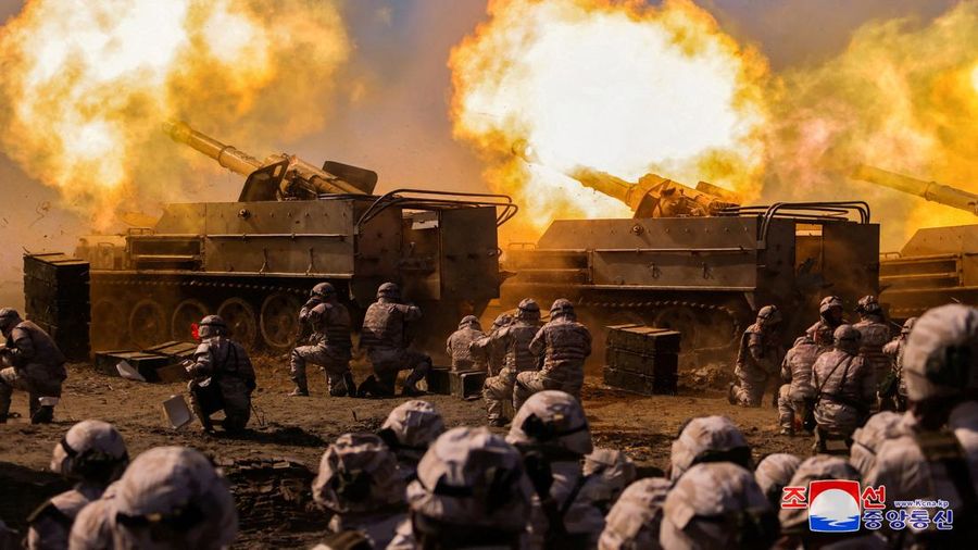 Pemimpin Korea Utara Kim Jong Un memantau langsung kesiapan militer yang melibatkan unit tank dan alat tempur lainnya pada hari Rabu (13/3/2024). (via REUTERS/KCNA)