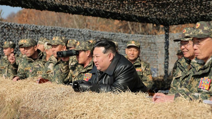 Pemimpin Korea Utara Kim Jong Un memantau langsung kesiapan militer yang melibatkan unit tank dan alat tempur lainnya pada hari Rabu (13/3/2024). (via REUTERS/KCNA)