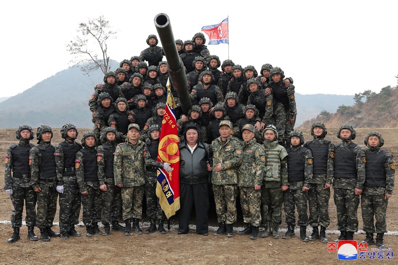 Pemimpin Korea Utara Kim Jong Un memantau langsung kesiapan militer yang melibatkan unit tank dan alat tempur lainnya pada hari Rabu (13/3/2024). (via REUTERS/KCNA) Pemimpin Korea Utara Kim Jong Un memantau langsung kesiapan militer yang melibatkan unit tank dan alat tempur lainnya pada hari Rabu (13/3/2024). (via REUTERS/KCNA)