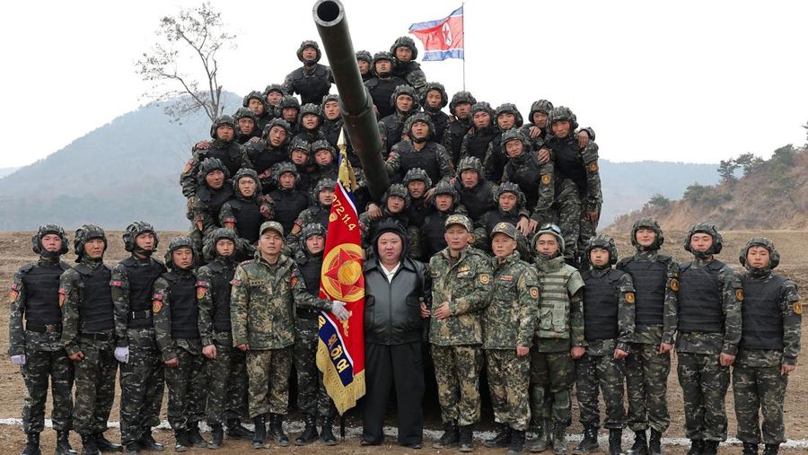 Pemimpin Korea Utara Kim Jong Un memantau langsung kesiapan militer yang melibatkan unit tank dan alat tempur lainnya pada hari Rabu (13/3/2024). (via REUTERS/KCNA)