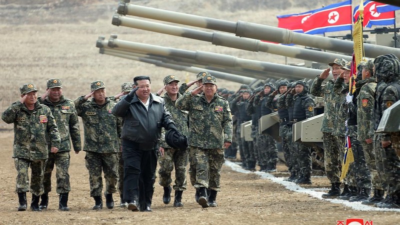 Pemimpin Korea Utara Kim Jong Un memantau langsung kesiapan militer yang melibatkan unit tank dan alat tempur lainnya pada hari Rabu (13/3/2024). (via REUTERS/KCNA)