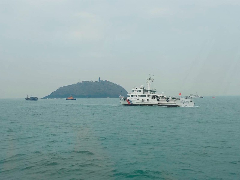 Anggota penjaga pantai Taiwan bekerja selama operasi penyelamatan setelah kapal nelayan Tiongkok terbalik di dekat kepulauan Kinmen yang dikuasai Taiwan, di lepas pantai Pulau Dongding, Kabupaten Kinmen, Taiwan, dalam gambar selebaran yang dirilis pada 14 Maret 2024. (Taiwan Coast Guard/Handout via REUTERS)