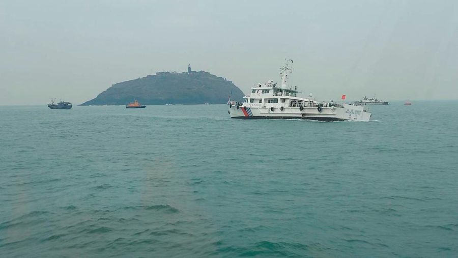 Penjaga pantai Taiwan bekerja selama operasi penyelamatan setelah kapal nelayan Tiongkok terbalik di dekat kepulauan Kinmen yang dikuasai Taiwan, di lepas pantai Pulau Dongding, Kabupaten Kinmen, Taiwan, dalam gambar selebaran yang dirilis pada 14 Maret 2024. (Taiwan Coast Guard/Handout via REUTERS)