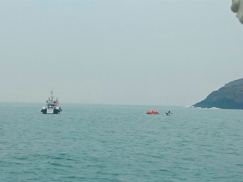 Anggota penjaga pantai Taiwan bekerja selama operasi penyelamatan setelah kapal nelayan Tiongkok terbalik di dekat kepulauan Kinmen yang dikuasai Taiwan, di lepas pantai Pulau Dongding, Kabupaten Kinmen, Taiwan, dalam gambar selebaran yang dirilis pada 14 Maret 2024. Anggota penjaga pantai Taiwan bekerja selama operasi penyelamatan setelah kapal nelayan Tiongkok terbalik di dekat kepulauan Kinmen yang dikuasai Taiwan, di lepas pantai Pulau Dongding, Kabupaten Kinmen, Taiwan, dalam gambar selebaran yang dirilis pada 14 Maret 2024. (Taiwan Coast Guard/Handout via REUTERS)