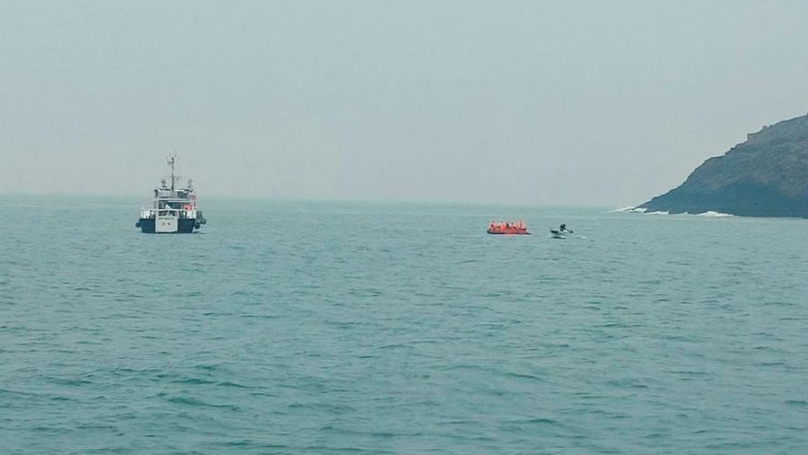 Anggota penjaga pantai Taiwan bekerja selama operasi penyelamatan setelah kapal nelayan Tiongkok terbalik di dekat kepulauan Kinmen yang dikuasai Taiwan, di lepas pantai Pulau Dongding, Kabupaten Kinmen, Taiwan, dalam gambar selebaran yang dirilis pada 14 Maret 2024. (Taiwan Coast Guard/Handout via REUTERS)