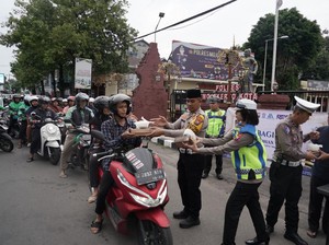 Ramadan Berkah, Polisi di Kota Mojokerto Berbagi Takjil ke Pengguna Jalan