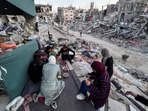 Warga Palestina Buka Puasa di Antara Reruntuhan Rumah yang Hancur