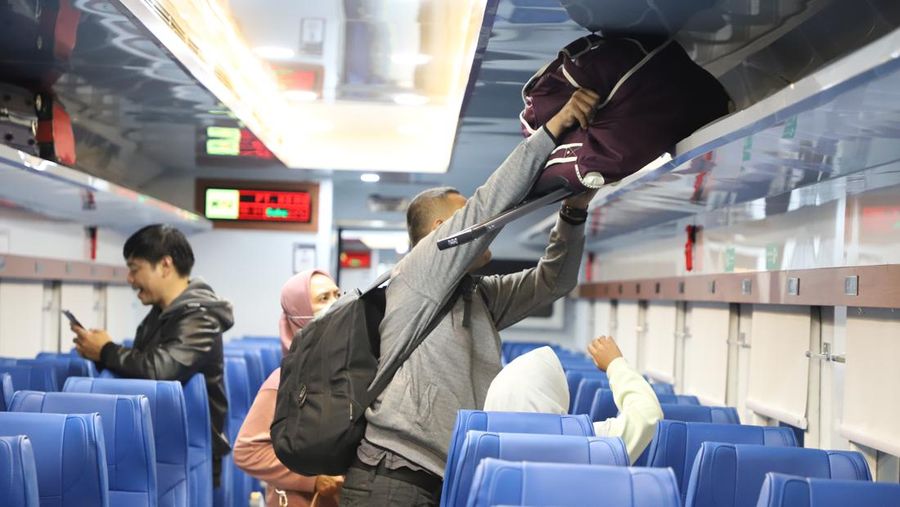 PT Kereta Api Indonesia (Persero) mengoperasikan Kereta Ekonomi New Generation pada KA (106) Gaya Baru Malam Selatan relasi Pasar Senen - Surabaya Gubeng mulai 14 Maret 2024 dan KA (105) Gaya Baru Malam Selatan relasi Surabaya Gubeng - Pasar Senen mulai 15 Maret 2024. (Dok. KAI)