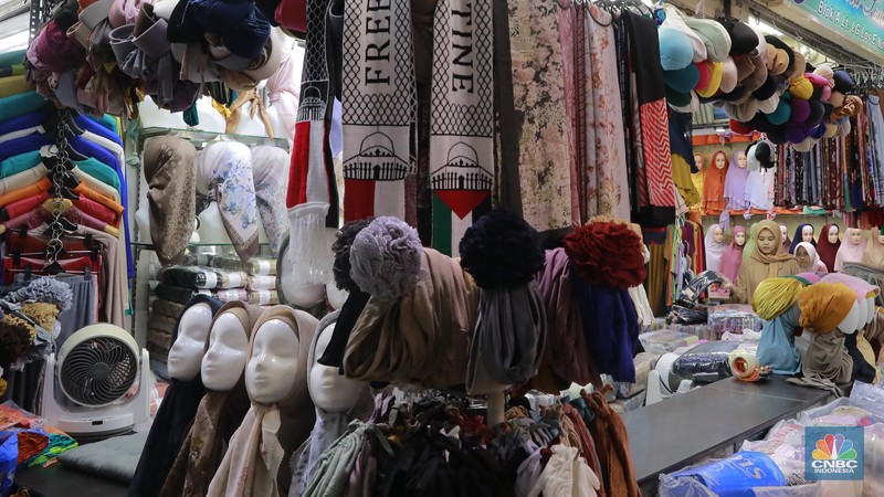 Sejumlah pedagang melayani pembeli pakaian muslim di Blok A Pasar Tanah Abang, Jakarta, Kamis (14/3/2024). Sejumlah pedagang melayani pembeli pakaian muslim di Blok A Pasar Tanah Abang, Jakarta, Kamis (14/3/2024). (CNBC Indonesia/Muhammad Sabki)
