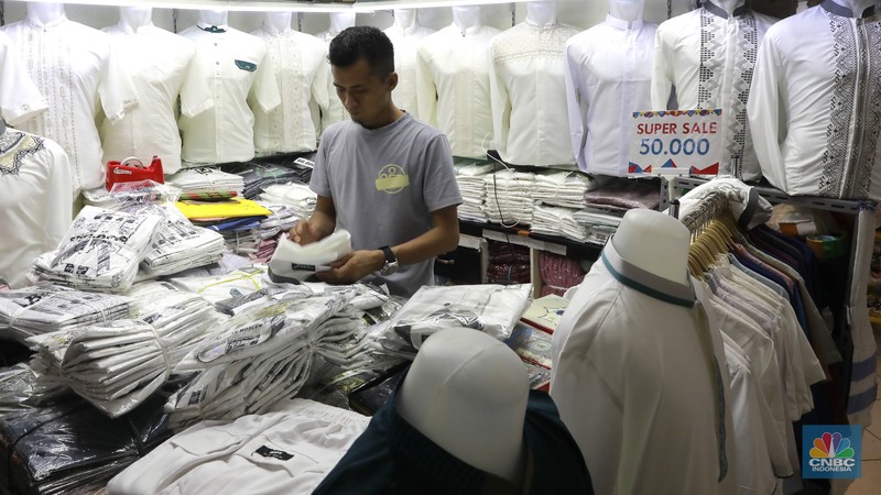 Sejumlah pedagang melayani pembeli pakaian muslim di Blok A Pasar Tanah Abang, Jakarta, Kamis (14/3/2024). Sejumlah pedagang melayani pembeli pakaian muslim di Blok A Pasar Tanah Abang, Jakarta, Kamis (14/3/2024). (CNBC Indonesia/Muhammad Sabki)
