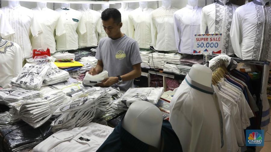 Sejumlah pedagang melayani pembeli pakaian muslim di Blok A Pasar Tanah Abang, Jakarta, Kamis (14/3/2024). (CNBC Indonesia/Muhammad Sabki)