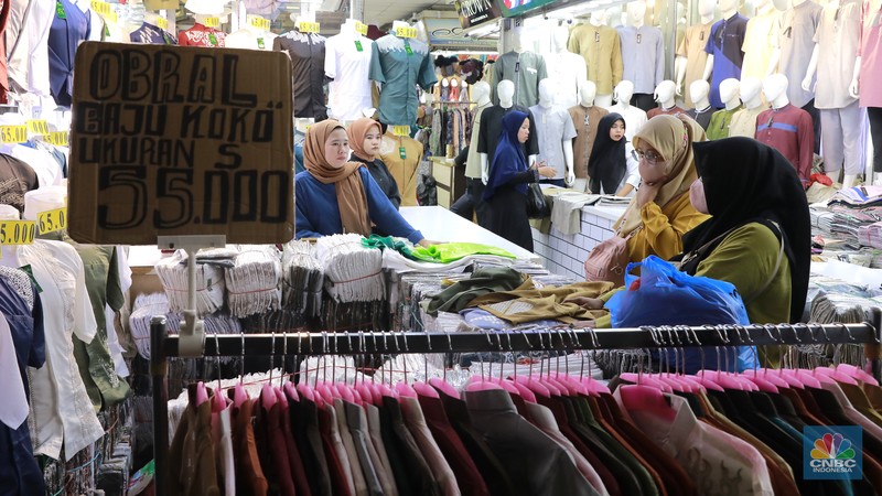 Sejumlah pedagang melayani pembeli pakaian muslim di Blok A Pasar Tanah Abang, Jakarta, Kamis (14/3/2024). Sejumlah pedagang melayani pembeli pakaian muslim di Blok A Pasar Tanah Abang, Jakarta, Kamis (14/3/2024). (CNBC Indonesia/Muhammad Sabki)