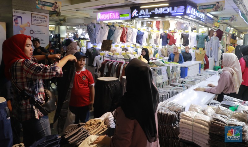 Sejumlah pedagang melayani pembeli pakaian muslim di Blok A Pasar Tanah Abang, Jakarta, Kamis (14/3/2024). Sejumlah pedagang melayani pembeli pakaian muslim di Blok A Pasar Tanah Abang, Jakarta, Kamis (14/3/2024). (CNBC Indonesia/Muhammad Sabki)