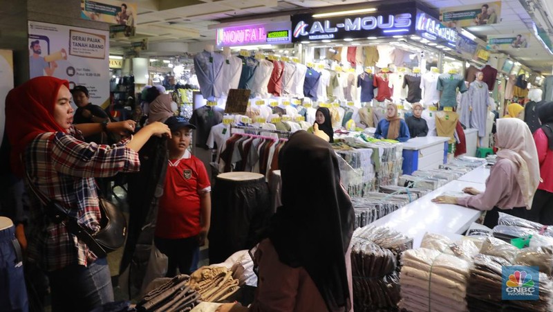 Sejumlah pedagang melayani pembeli pakaian muslim di Blok A Pasar Tanah Abang, Jakarta, Kamis (14/3/2024). (CNBC Indonesia/Muhammad Sabki)
