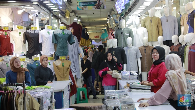 Sejumlah pedagang melayani pembeli pakaian muslim di Blok A Pasar Tanah Abang, Jakarta, Kamis (14/3/2024). Sejumlah pedagang melayani pembeli pakaian muslim di Blok A Pasar Tanah Abang, Jakarta, Kamis (14/3/2024). (CNBC Indonesia/Muhammad Sabki)