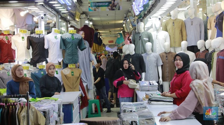 Sejumlah pedagang melayani pembeli pakaian muslim di Blok A Pasar Tanah Abang, Jakarta, Kamis (14/3/2024). (CNBC Indonesia/Muhammad Sabki)