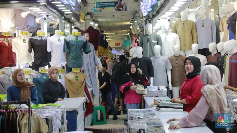 Sejumlah pedagang melayani pembeli pakaian muslim di Blok A Pasar Tanah Abang, Jakarta, Kamis (14/3/2024). (CNBC Indonesia/Muhammad Sabki)