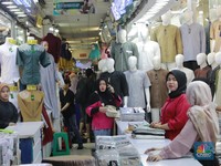 Awal Ramadan, Warga Sudah Berburu Baju Muslim Tanah Abang