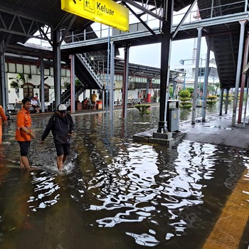 Penampakan Stasiun Semarang Tawang Lumpuh Total Dikepung Banjir