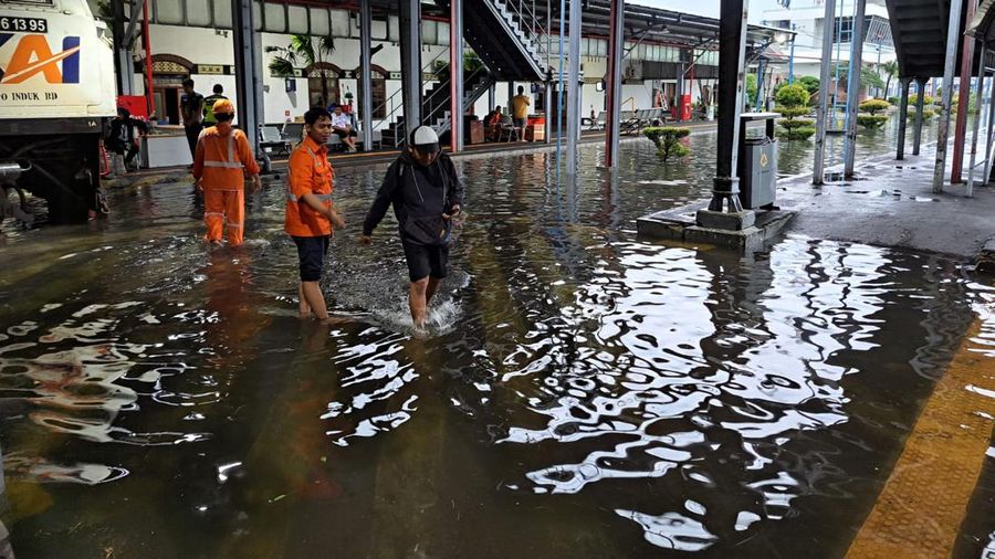 Semarang dikepung banjir bikin perjalanan kereta api lumpuh. (Dok: KAI)