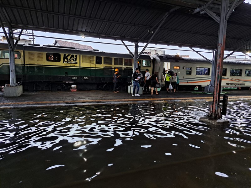 Semarang dikepung banjir bikin perjalanan kereta api lumpuh. (Dok: KAI)