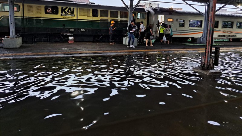Semarang dikepung banjir bikin perjalanan kereta api lumpuh. (Dok: KAI)