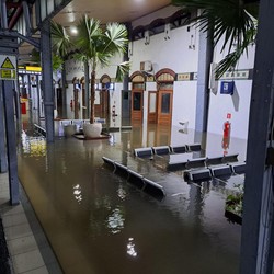 Dikepung Banjir, Stasiun Semarang Tawang Lumpuh Total
